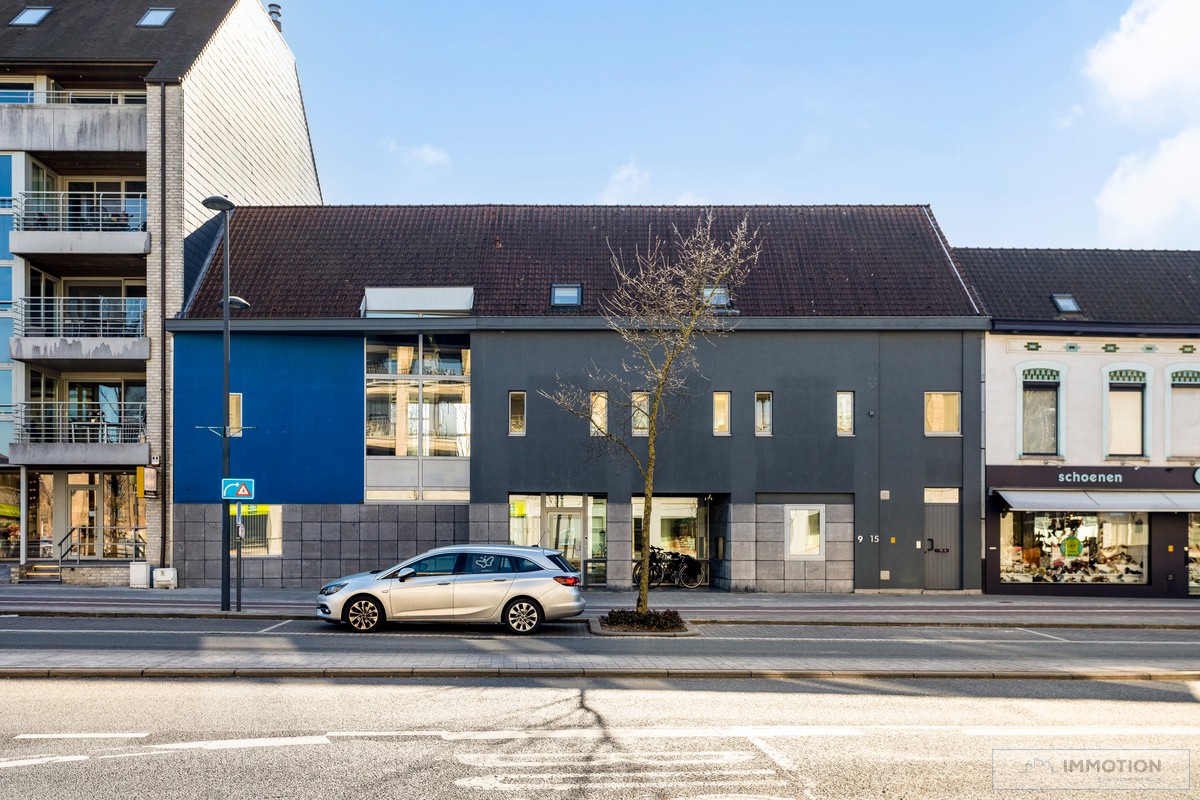 Multifunctioneel kantorencomplex met private parking nabij het Marktplein