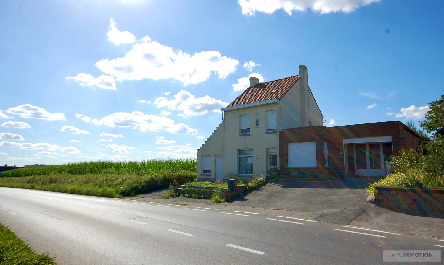 Schitterend gelegen landelijke woning met unieke vergezichten over Sint-Denijs op een totale oppervlakte van iets meer dan 3 Ha..