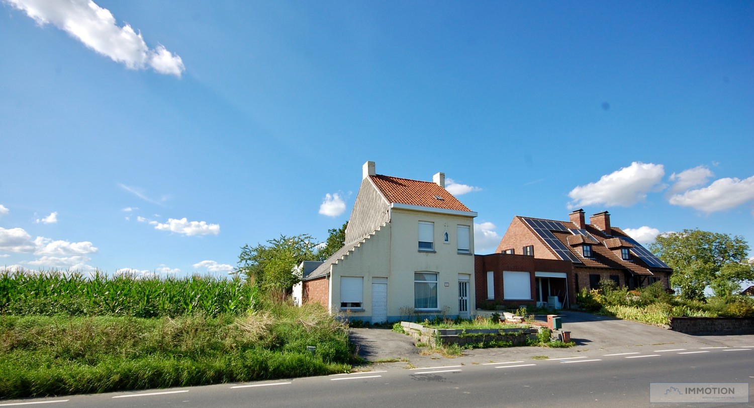 Schitterend gelegen landelijke woning met unieke vergezichten over Sint-Denijs op een totale oppervlakte van iets meer dan 3 Ha..